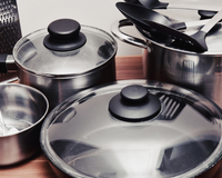 Panela velha é que faz comida boa? Confira 3 jogos de panela que vão mudar a forma como você cozinha