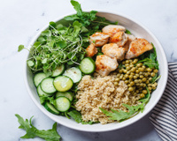 Almoço leve e cheio de proteína? Essas saladas são a resposta para uma refeição prática e cheia de sabor