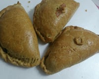 Pastel assado com recheio de pizza