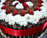 Bolo de chocolate e morango com Twix