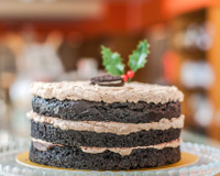 Naked cake com biscoito de chocolate e baunilha: receita deliciosa