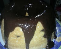 Bolo com pedaços de chocolate ao leite