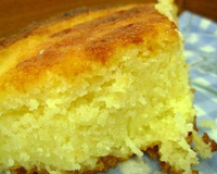 Bolo de mandioca e leite de coco