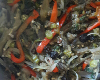 Salada de berinjela com uvas-passas