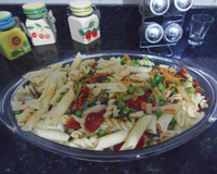 Macarrão com bacon, rúcula e tomate seco