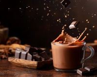 Saiba como preparar um delicioso chocolate quente cremoso para dias frios