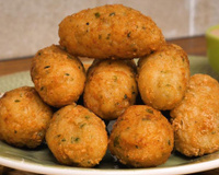 Troque a farinha de trigo por tapioca e faça esse bolinho de arroz sem glúten que fica uma delícia