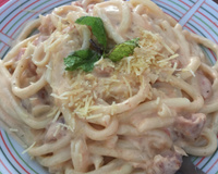 Macarronada ao molho branco com bacon e calabresa