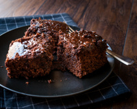 Esse truque vai manter o seu bolo de chocolate molhadinho por dias