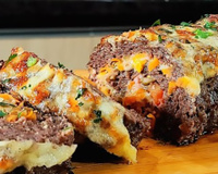 Rocambole de carne suculento que aprendi com a minha avó nos almoços de domingo