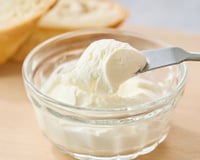Faça você mesmo em vez de comprar: cream cheese caseiro com só 3 ingredientes e muito mais barato