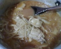 Frango com macarrão na mesma panela