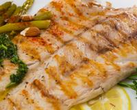 Esse é o melhor truque para deixar o peixe congelado com gosto de fresco, só precisa de um ingrediente