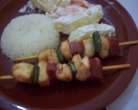 Espetinho de frango com mortadela