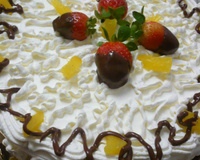 Bolo de aniversario com recheio de doce de abacaxi e cocada