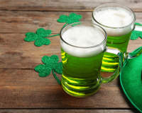 CERVEJA VERDE?? Ela existe e pode ser a bebida perfeita para você comemorar o St Patricks em casa gastando pouco