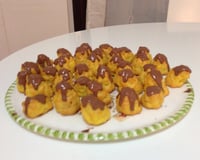 Carolina ou bomba de doce de leite com chocolate