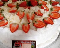 Bolo brigadeiro branco com morangos