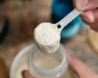 Alerta a pais de bebês: Anvisa retira lote de fórmula infantil por risco de contaminação; saiba qual