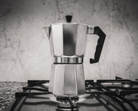 Por que você tem que deixar a tampa aberta ao fazer café na cafeteira italiana: o truque dos baristas