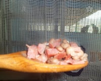 Feijão com bacon e calabresa