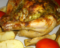 Frango inteiro assado com maçã