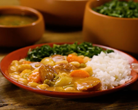 Feijoada de feijão branco e linguiça defumada
