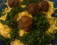 Espaguete alho e óleo com couve e almôndegas