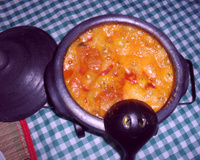 Moqueca de peixe na panela de barro