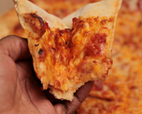 Agora só requento a pizza do delivery assim: fica parecendo que acabou de sair do forno, crocante e deliciosa!