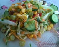 Salada deliciosa temperada com mel, suco de limão e azeite