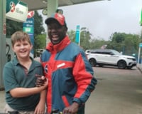 Aos 10 anos, menino desiste da viagem em família e usa os R$600 que juntou no cofrinho para dar uma bicicleta de presente ao seu amigo frentista: “Fiquei realmente comovido com esse gesto tão gentil”