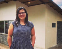 Uma mulher investiu todas as suas economias em um terreno baldio. Nove anos depois, um grupo de voluntários construiu uma casa para ela usando 850 blocos de plástico reciclado.