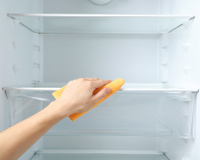 Geladeira com cheiro de peixe? Veja como limpar o aparelho do jeito certo com produtos que você já tem em casa!