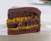 Bolo de chocolate com recheio de mousse de maracujá