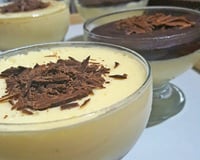 Mousse de maracujá com cobertura de chocolate