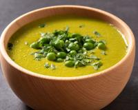 Eu aposto que você nunca fez uma sopa de ervilha simples e rápida tão gostosa quanto essa