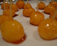 Bala de coco caramelizada (bala baiana ou bala de ovo)