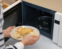 Seu prato fica mais quente que a comida no micro-ondas? É isso que você precisa fazer para esquentar os alimentos do jeito certo