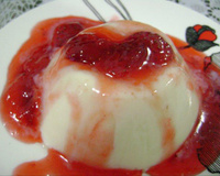 Pudim com calda de morango