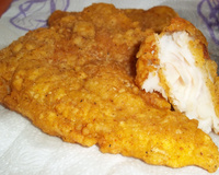 Filé de peixe empanado com farinha de trigo e fubá fica CROCANTE e MUITO gostoso! Aprenda os truques para ficar perfeito