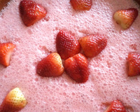 Pudim de Maria Mole com pedacinhos de morango