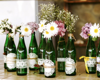 Aprenda a reutilizar garrafas de vidro na decoração