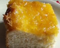 Cuca de Coco com Calda de Baunilha