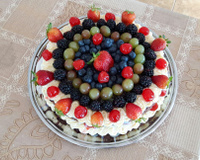 Naked cake de chocolate com brigadeiro branco e frutas vermelhas