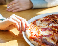 Como fazer uma pizza caseira sem forno nem micro-ondas e com apenas quatro ingredientes