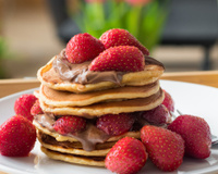 Panqueca dos sonhos tem receita de massa leve e um recheio irresistível de morangos com creme de avelã