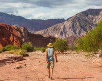 Eles estão juntos há 50 anos, mas moram em montanhas separadas e ele precisa caminhar até uma altitude de 3.500 metros para vê-la todas as manhãs
