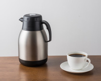 Essa garrafa térmica mantém café quente por horas e já conquistou mais de 15 mil avaliações