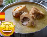 "Proteína sem calorias": aprendi a tradicional receita de caldo de ossos com a avó espanhola da minha amiga; é simplesmente um jantar perfeito!